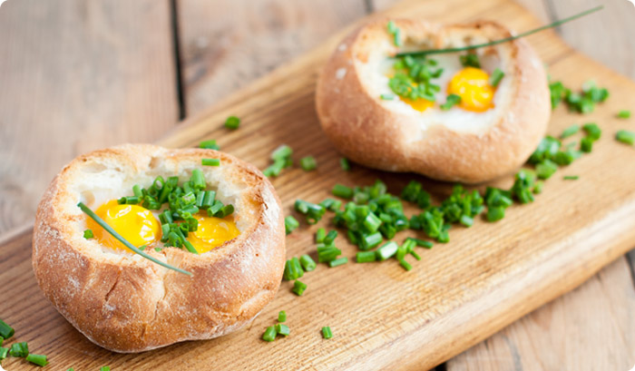 Jajko zapiekane w bułce - jeden z posiłków w Diecie OXY